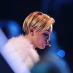 Mtv Ema 2013 Miley Cyrus si accende uno spinello sul palco