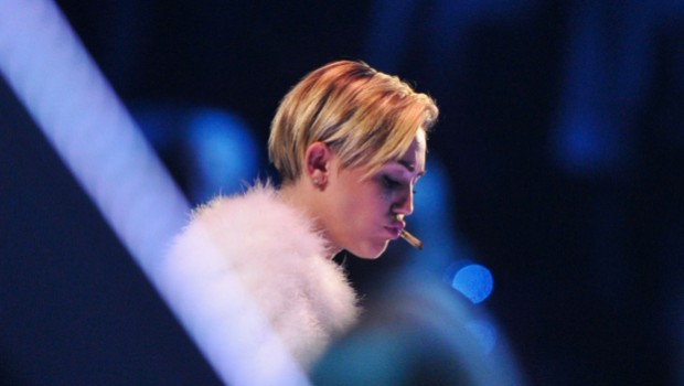 Mtv Ema 2013 Miley Cyrus si accende uno spinello sul palco