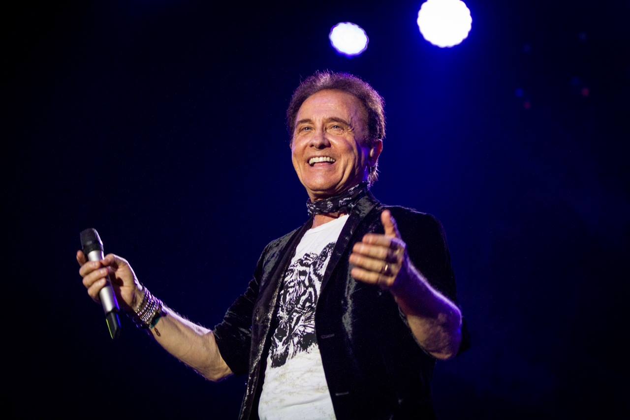 Roby Facchinetti: La potente voce dei Pooh fa “saltare” le lampadine Pooh in concerto a Belluno: L'acuto di Facchinetti rompe una lampadina, ferito un fan