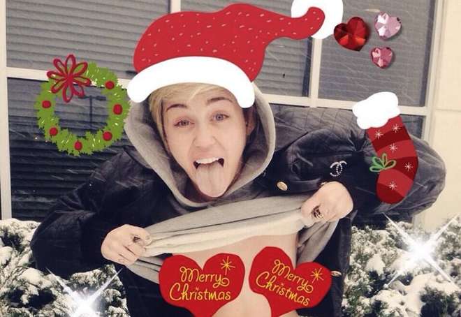 Miley Cyrus auguri di Natale in topless