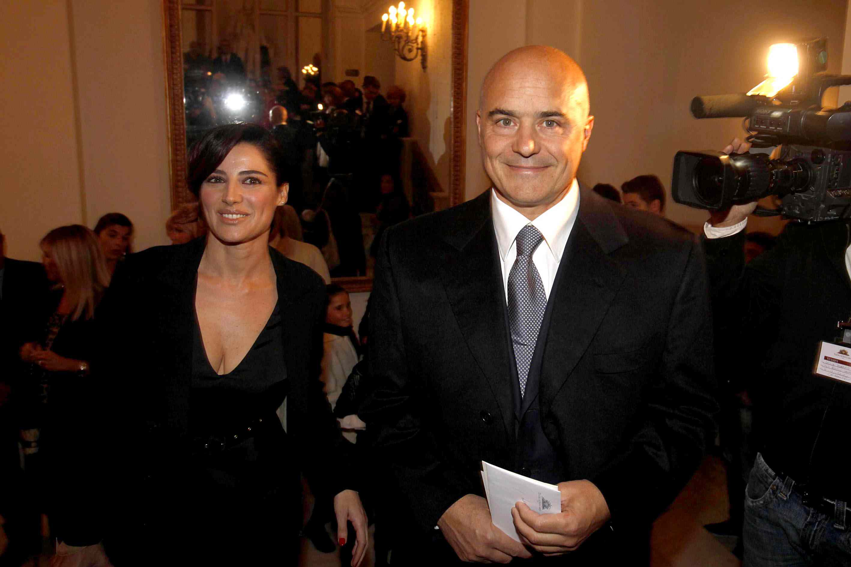 Luisa Ranieri e Luca Zingaretti: Un amore che dura da 10 anni Luca Zingaretti e Luisa Ranieri amore a gonfie vele