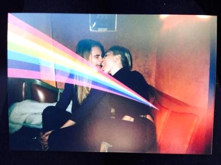Miley Cyrus e Cara Delevingne bacio lesbo su twitter
