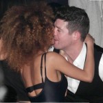 Robin Thicke bacia una ragazza in discoteca a Parigi