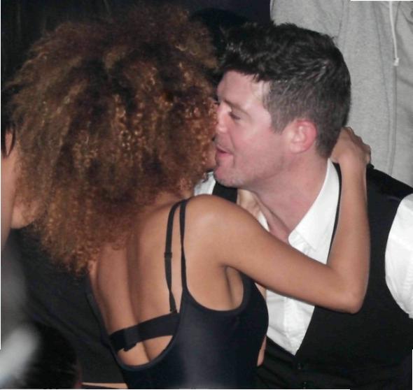 Robin Thicke bacia una ragazza in discoteca a Parigi