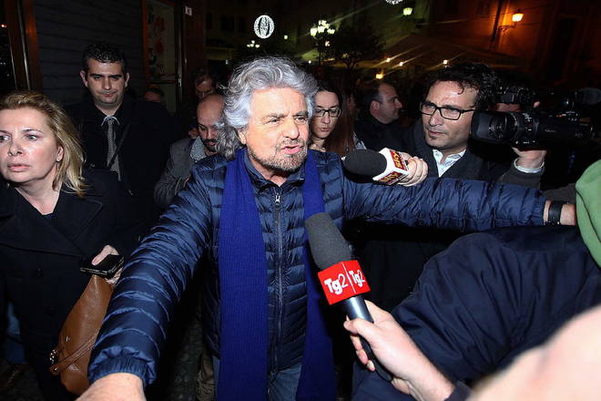 Beppe Grillo arriva a Sanremo e si siede in platea