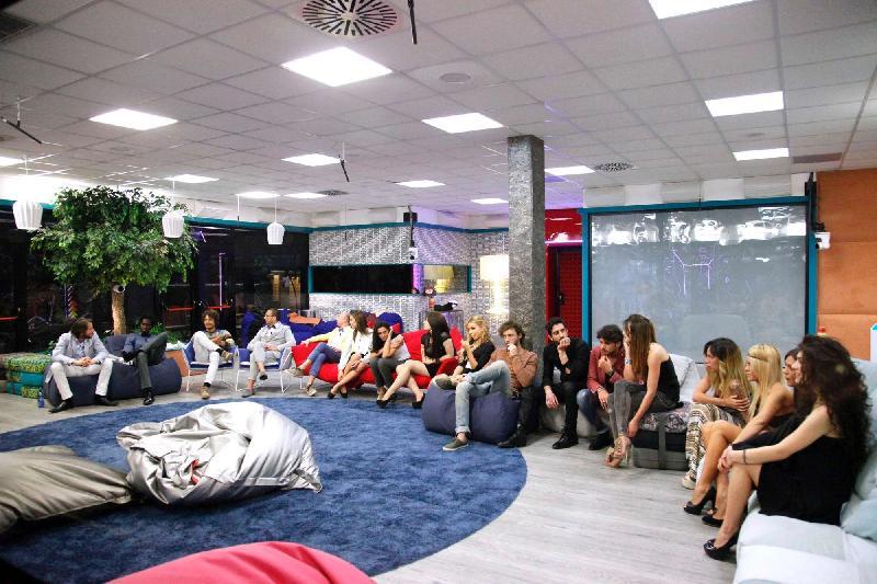 Al Grande Fratello 13: I baci tra Chicca e Giovanni e tra Roberto e Diletta