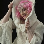 Rossella Regina la Diva con la parrucca rosa del piccolo schermo