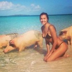 Irina Shayk nelle acque cristalline di Pig Beach si diverte con i maiali