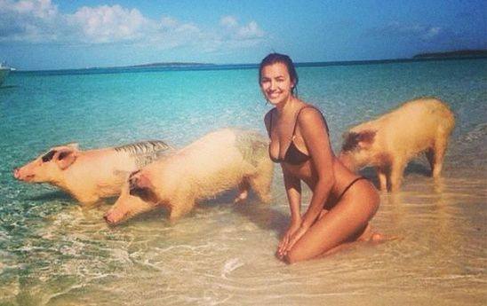 Irina Shayk nelle acque cristalline di Pig Beach si diverte con i maiali