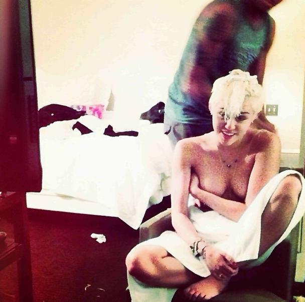 Miley Cyrus mostra il seno su Instagram