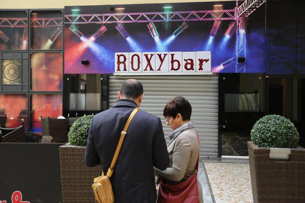 Il Roxy Bar, storico locale di via Rizzoli a Bologna, reso celebre da un verso della canzone Vita spericolata di Vasco Rossi, abbassa le serrande