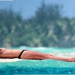 Toni Garrn paparazzata in topless sulla spiaggia di Bora Bora