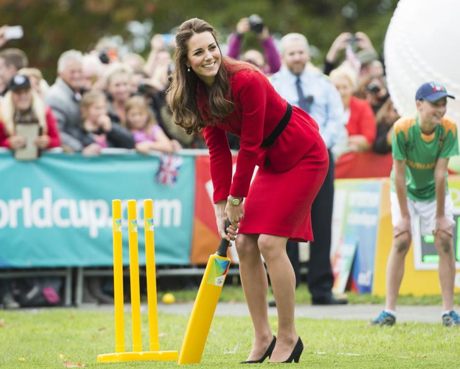 Kate Middleton si diverte a giocare a cricket