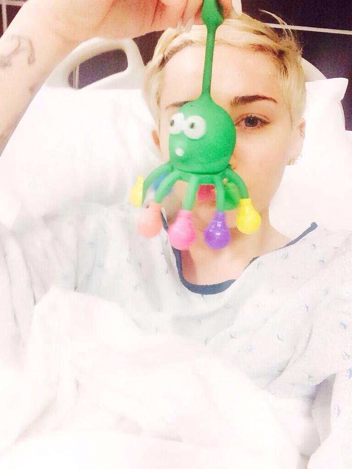 Miley Cyrus è in ospedale , annullate le prossime date del Bangerz Tour