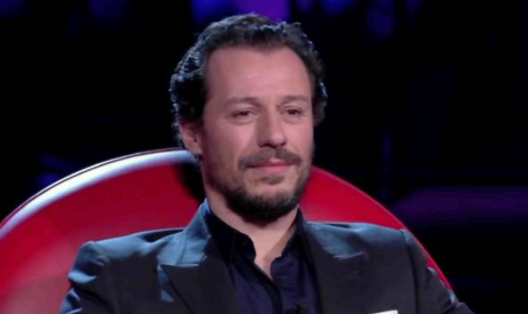 Stefano Accorsi è il quarto giudice del serale di Amici puntata del 19 aprile 2014