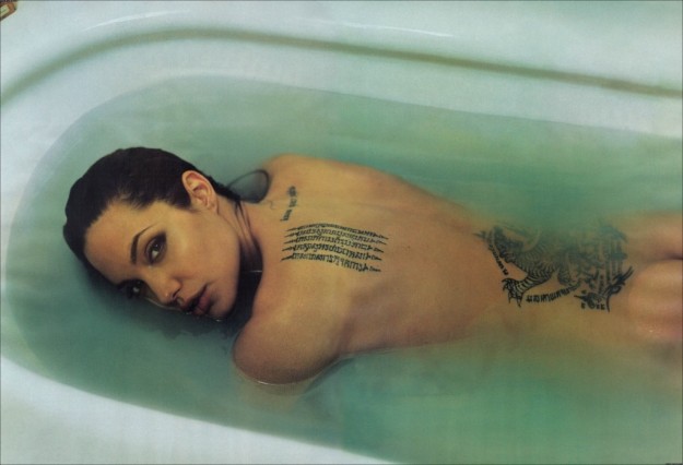 Angelina Jolie si è pentita di alcuni suoi tatuaggi