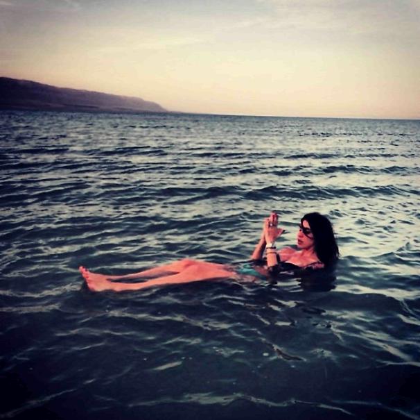 Veronica Ciardi in preghiera nelle acque del Mar Morto