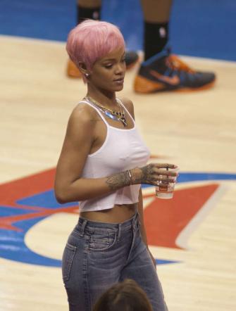 Rihanna non indossa il reggiseno durante  una partita di basket