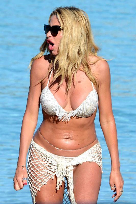 Valeria Marini in bikini a Ibiza dopo la separazione da Giovanni Cottone