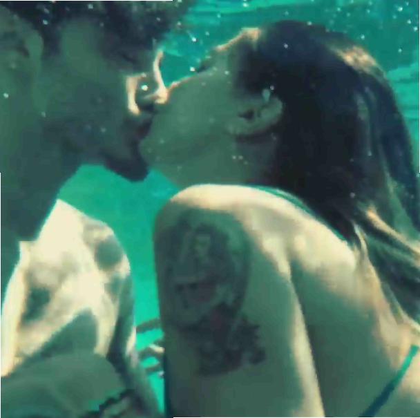 Belen Rodriguez e Stefano De Martino si baciano sott'acqua a Capri