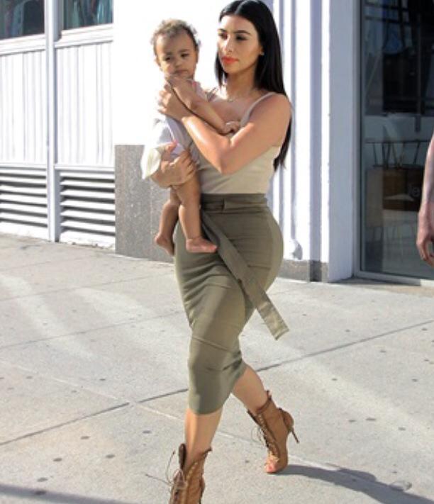 Kim Kardashian a spasso con la figlia North