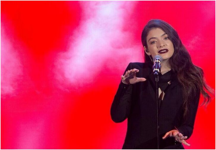 Grande successo per il debutto di Lorde ai Music Awards 2014