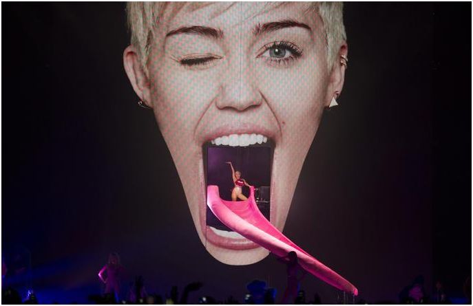 Miley Cyrus si scatena sul palco del Forum di Assago