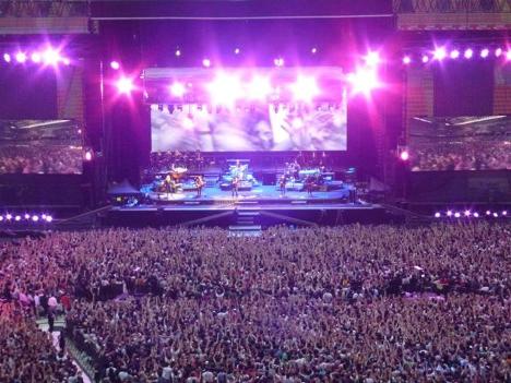 A Milano migliaia di fan in delirio per il concerto degli One Direction