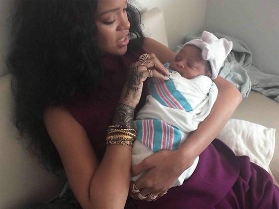 Rihanna diventa zia, prove di mamma per la cantante