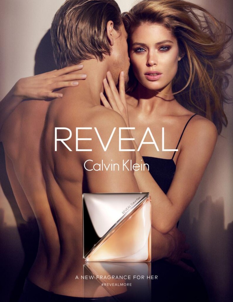 La campagna pubblicitaria del profumo Reveal Calvin Klein, Charlie Hunnam mostra la schiena muscolosa