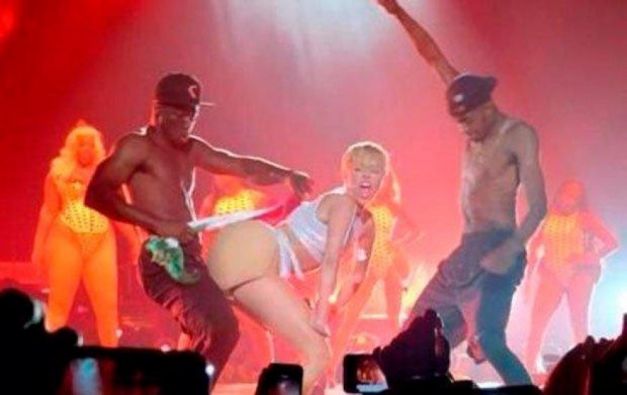 Miley Cyrus rischia la galera, troppo trasgressiva al concerto in messico