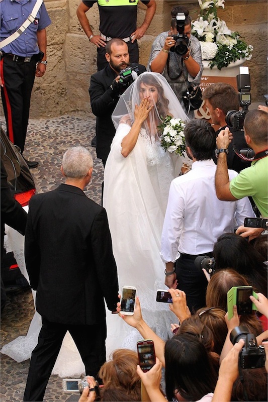 Elisabetta Canalis abito da sposa in beneficenza