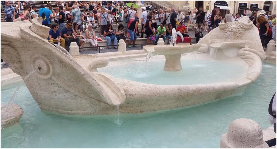 Barcaccia di Piazza di Spagna, il monumento è stato restaurato
