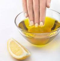 Olio e limone per rafforzare le unghie
