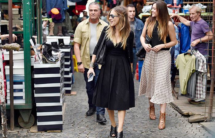 Sarah Jessica Parker a Roma fa shopping nel mercatino di Via Sannio