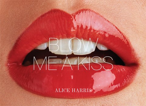 Blow me a kiss è il libro fotografico inglese di Alice Harris
