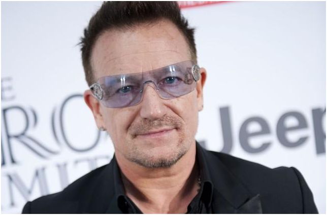 Bono Vox indossa gli occhiali da sole per proteggersi dal glaucoma