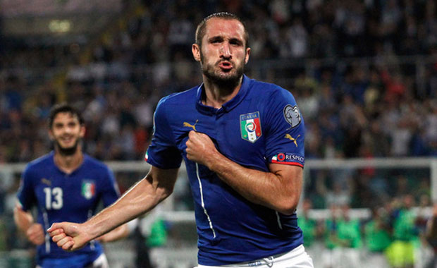 Italia Azerbaijan 2-1, ha fatto tutto Giorgio Chiellini, due gol nella porta avversaria e uno nella sua