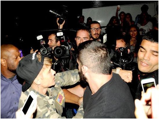 Justin Bieber aggredisce un paparazzo a Parigi