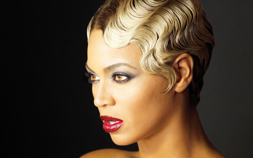 Beyoncé instancabile confeziona la riedizione dell'ultimo album e regala un brano a 50 Sfumature di grigio
