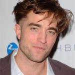Robert Pattinson al Go Go Gala di Los Angeles con un nuovo taglio di capelli