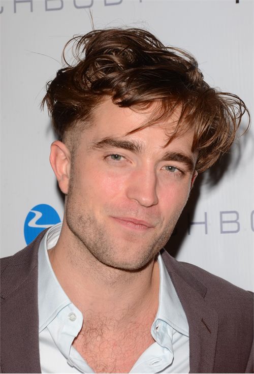 Robert Pattinson al Go Go Gala di Los Angeles con un nuovo taglio di capelli