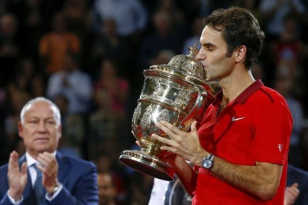 Roger Federer bacia il trofeo di Basilea