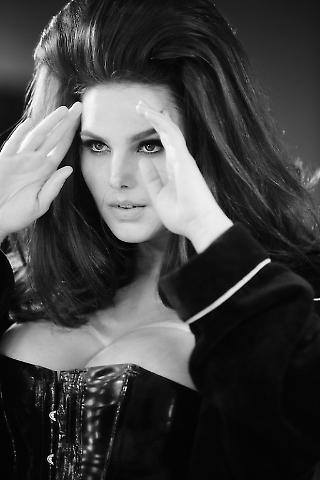 Candice Huffine, curvy e supersexy star del Calendario Pirelli 2015