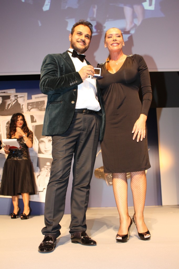 Gennaro Marchese premiato da Barbara De Rossi, Medaglia D'Oro. Una vita per il cinema