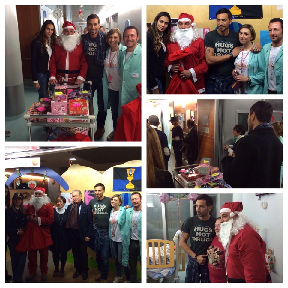 Costantino Vitagliano e Dani Samvis presso l'Ospedale San Giovanni XXIII di Bergamo con Babbo Natale consegnano i regali ai bambini 
