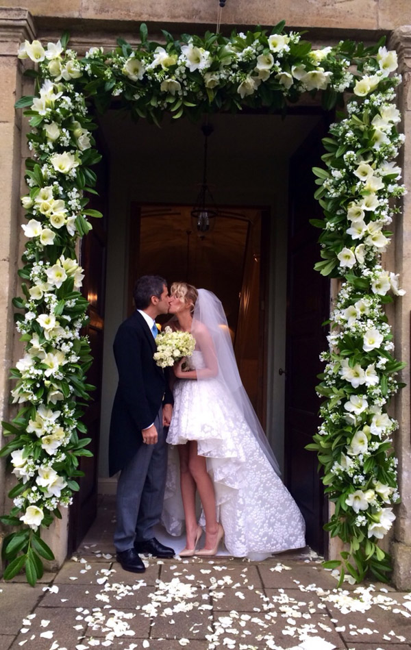 Alessia Marcuzzi sposa Paolo Calabresi Marconi e posta la foto del bacio sul suo profilo Facebook