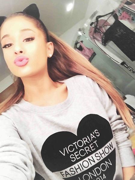 Ariana Grande coniglietta sexy su Instagram