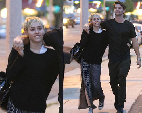 Miley Cyrus e Patrick Schwarzenegger passeggiano per le strade di Malibu