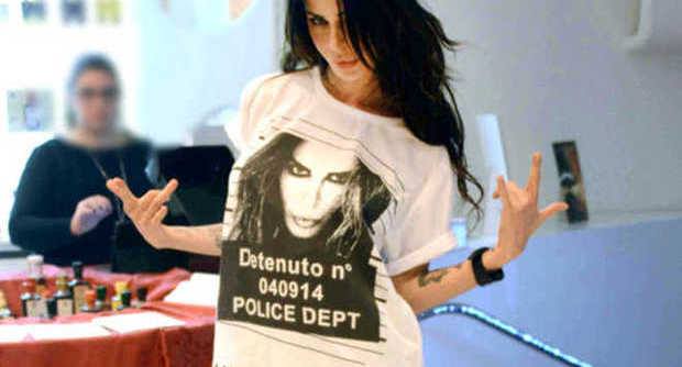 Nina Moric, t-shirt provocatoria nei confronti dell'ex marito Fabrizio Corona